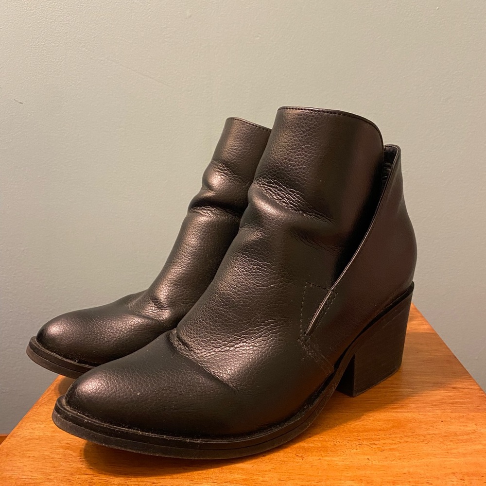 Slight heeled black leather boots
